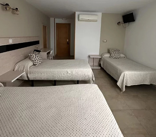 habitacion-triple-hostal-fronton-home habitacion-triple-hostal-fronton-home